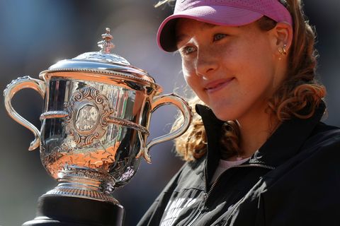 Mirra Andrejewa lächelt mit der Trophäe in den Händen. Foto: Aurelien Morissard/AP/dpa