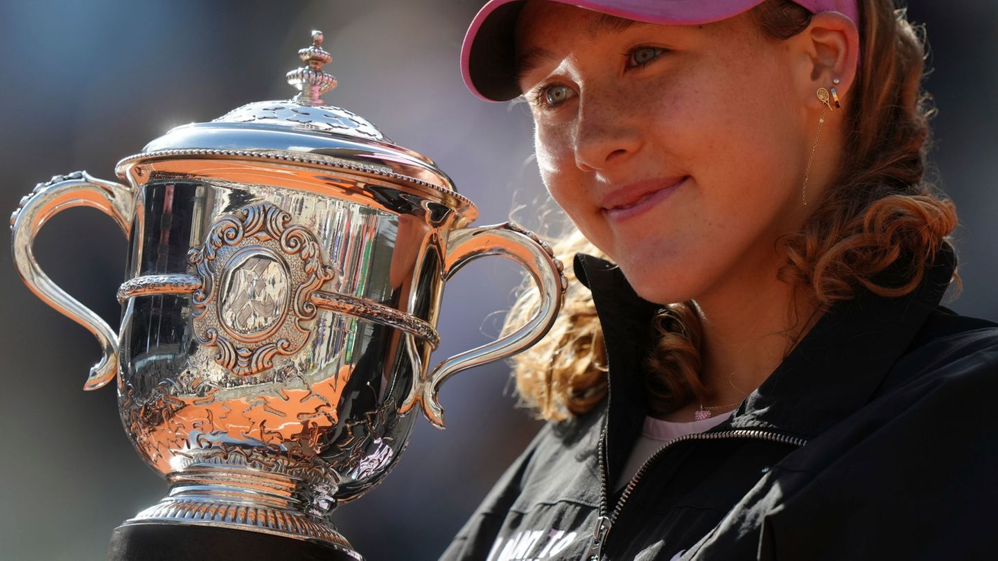 Mirra Andrejewa lächelt mit der Trophäe in den Händen. Foto: Aurelien Morissard/AP/dpa
