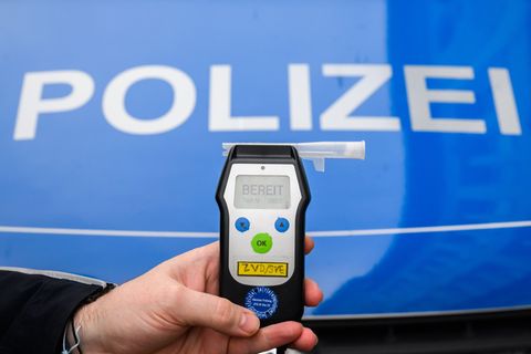 Die Polizei führt bei dem gestürzten Radfahrer einen Alkoholtest durch. (Symbolbild) Foto: Julian Stratenschulte/dpa