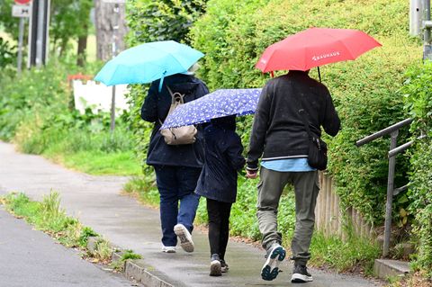 Auch zu Beginn der neuen Woche sollten die Menschen in Nordrhein-Westfalen ihre Regenschirme bereithalten. (Symbolbild) Foto: Ro