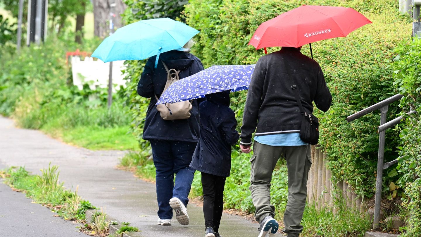 Auch zu Beginn der neuen Woche sollten die Menschen in Nordrhein-Westfalen ihre Regenschirme bereithalten. (Symbolbild) Foto: Ro