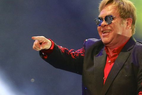 Elton John soll auf Sizilien bei der Hochzeit von Dua Lipa aufgetreten sein.