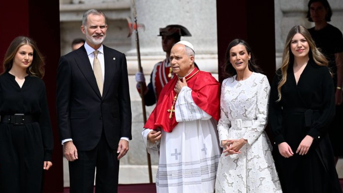 Der Papst wurde in Spanien von der Königsfamilie empfangen.