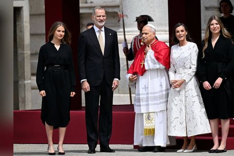 Der Papst wurde in Spanien von der Königsfamilie empfangen.