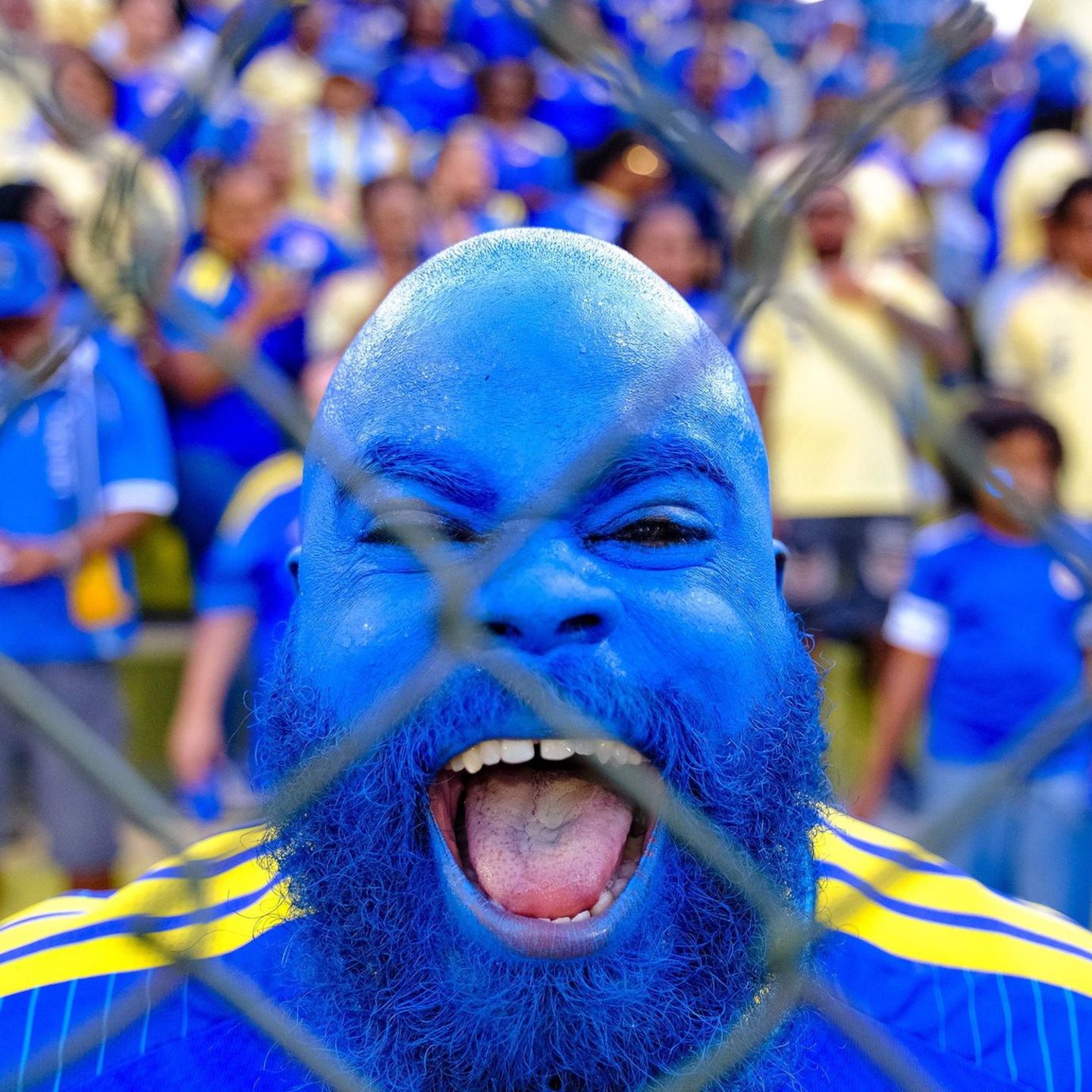 Willemstad, Curaçao. Nein, das hier ist nicht Papa Schlumpf. Dieser begeisterte Fußballfan der Karibikinsel Curaçao kann sein Glück kaum fassen, als seine Mannschaft bei einem Freundschaftsspiel vor der WM gegen die Nachbarinsel Aruba mit 4:0 siegt.