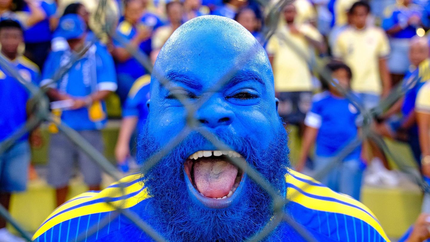 Willemstad, Curaçao. Nein, das hier ist nicht Papa Schlumpf. Dieser begeisterte Fußballfan der Karibikinsel Curaçao kann sein Glück kaum fassen, als seine Mannschaft bei einem Freundschaftsspiel vor der WM gegen die Nachbarinsel Aruba mit 4:0 siegt.