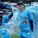 Toronto, Kanada. Dem läuft es kalt dem Rücken runter: Myles Straw von den Toronto Blue Jays (links) übergießt seinen Teamkollegen Ernie Clement nach dem Spiel der Major League Baseball (MLB) gegen die Baltimore Orioles mit einem Sportgetränk.