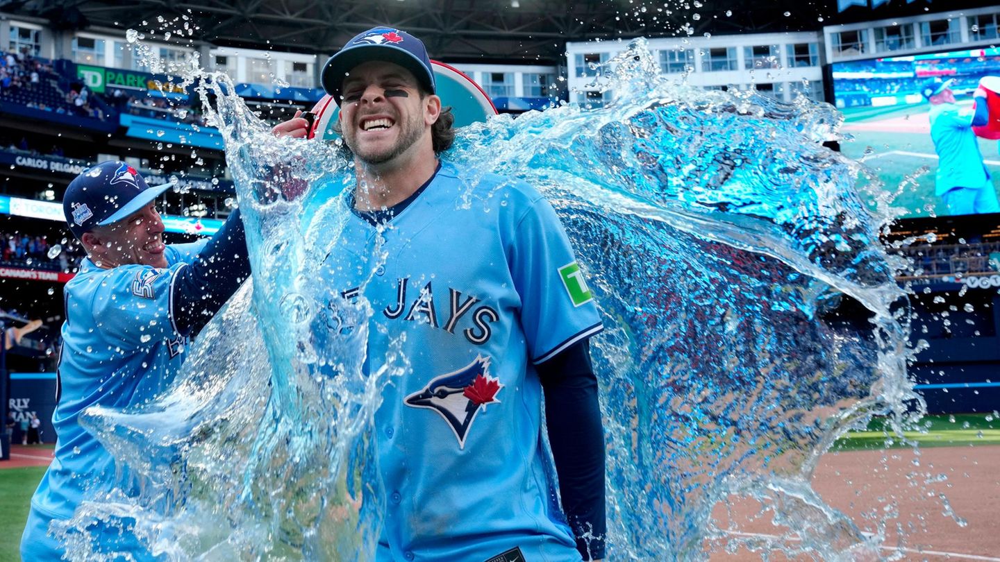 Toronto, Kanada. Dem läuft es kalt dem Rücken runter: Myles Straw von den Toronto Blue Jays (links) übergießt seinen Teamkollegen Ernie Clement nach dem Spiel der Major League Baseball (MLB) gegen die Baltimore Orioles mit einem Sportgetränk.