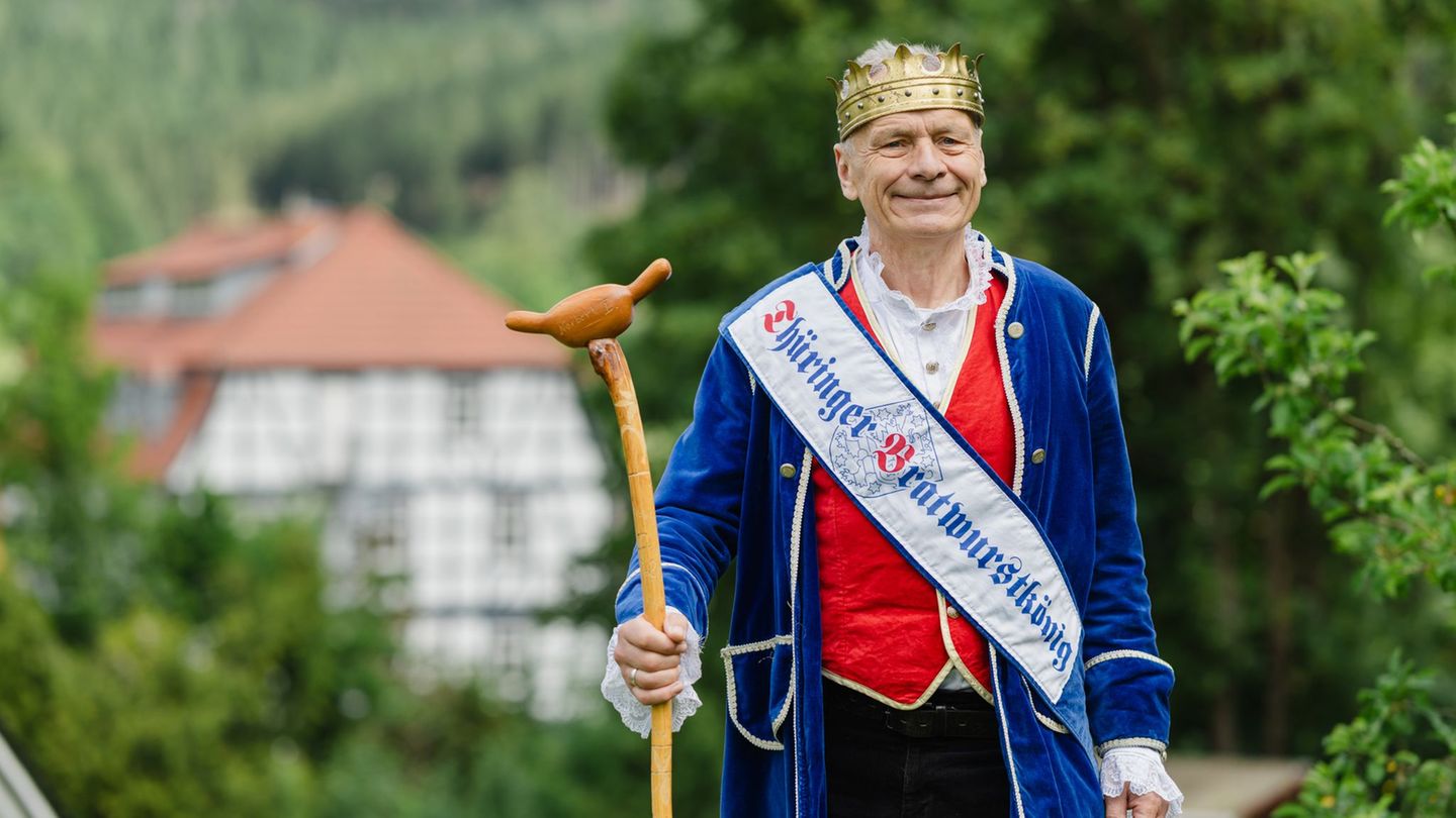 Norbert Abt ist seit acht Jahren Bratwurstkönig in Thüringen. Foto: Michael Reichel/dpa
