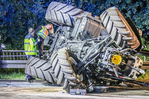 Der Traktor geriet im Bereich der Tunnelausfahrt ins Schleudern und kippte auf die Seite. Foto: Christian Klemm/onw-images/dpa