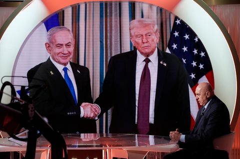 Israels Ministerpräsident Natanjahu schüttelt Trump die Hand