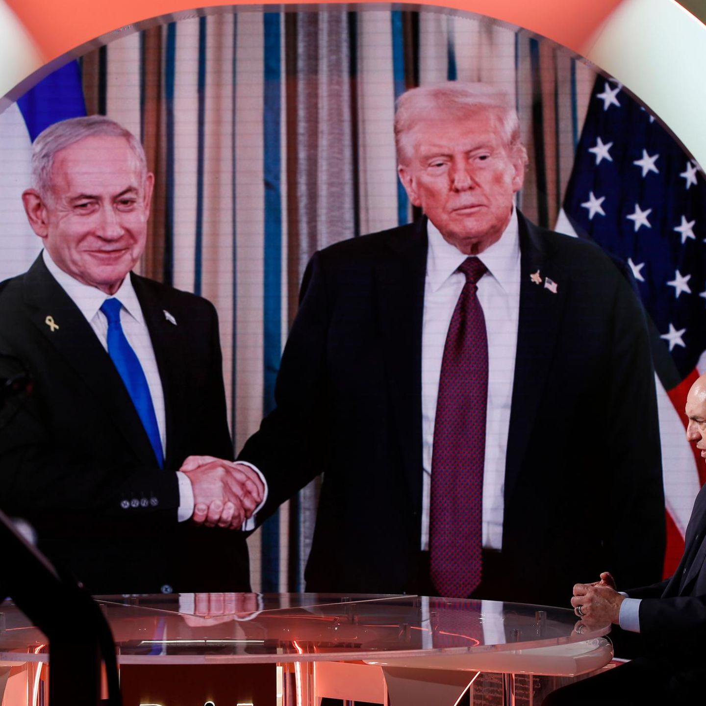 Israels Ministerpräsident Natanjahu schüttelt Trump die Hand