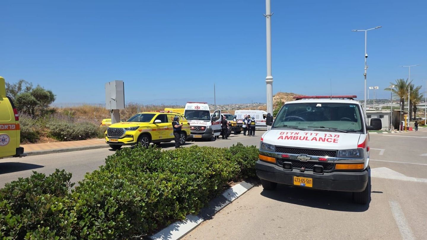 An mehreren Orten nordöstlich von Tel Aviv fallen Schüsse. Ein Krankenwagen steht am Einsatzort. Foto: Magen David Adom/dpa