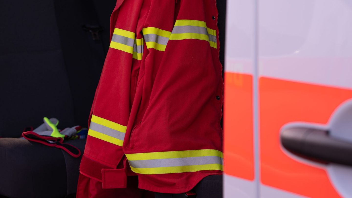 Tödlicher Unfall: Auto prallt gegen Baum – Fahrer stirbt