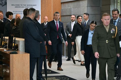 Hegseth in Colleville-sur-Mer
