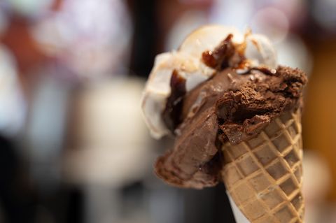 Zwei Eis (plus Extras) in Rom: 44 Euro. (Symbolbild) Foto: Markus Lenhardt/dpa