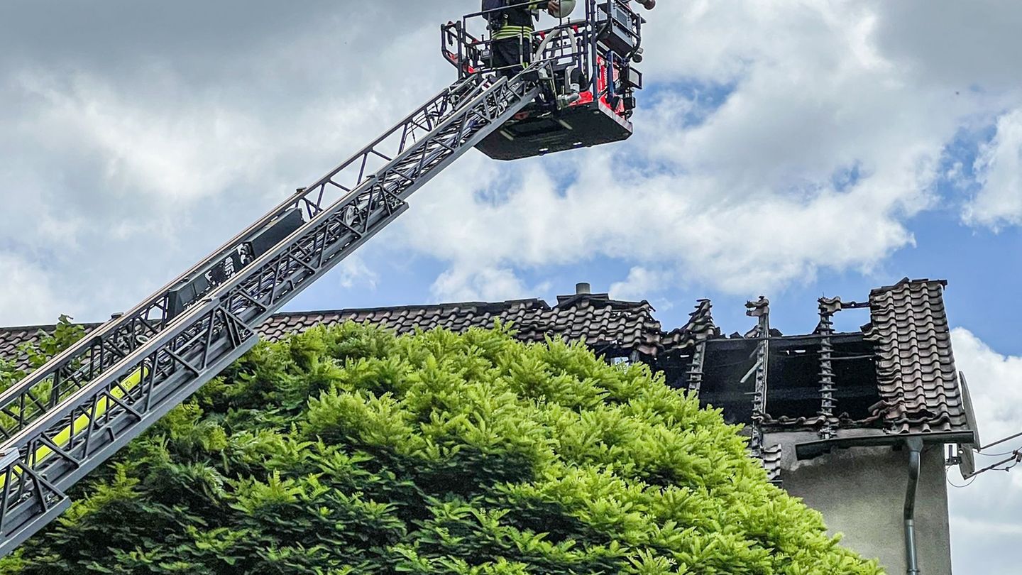 Die Löscharbeiten der Feuerwehr am Dachstuhl laufen. Foto: Jason Tschepljakow/dpa