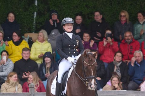 Überragte wieder einmal: Isabell Werth nach ihrem Sieg in der Kür auf Viva Gold. Foto: Bernd Thissen/dpa