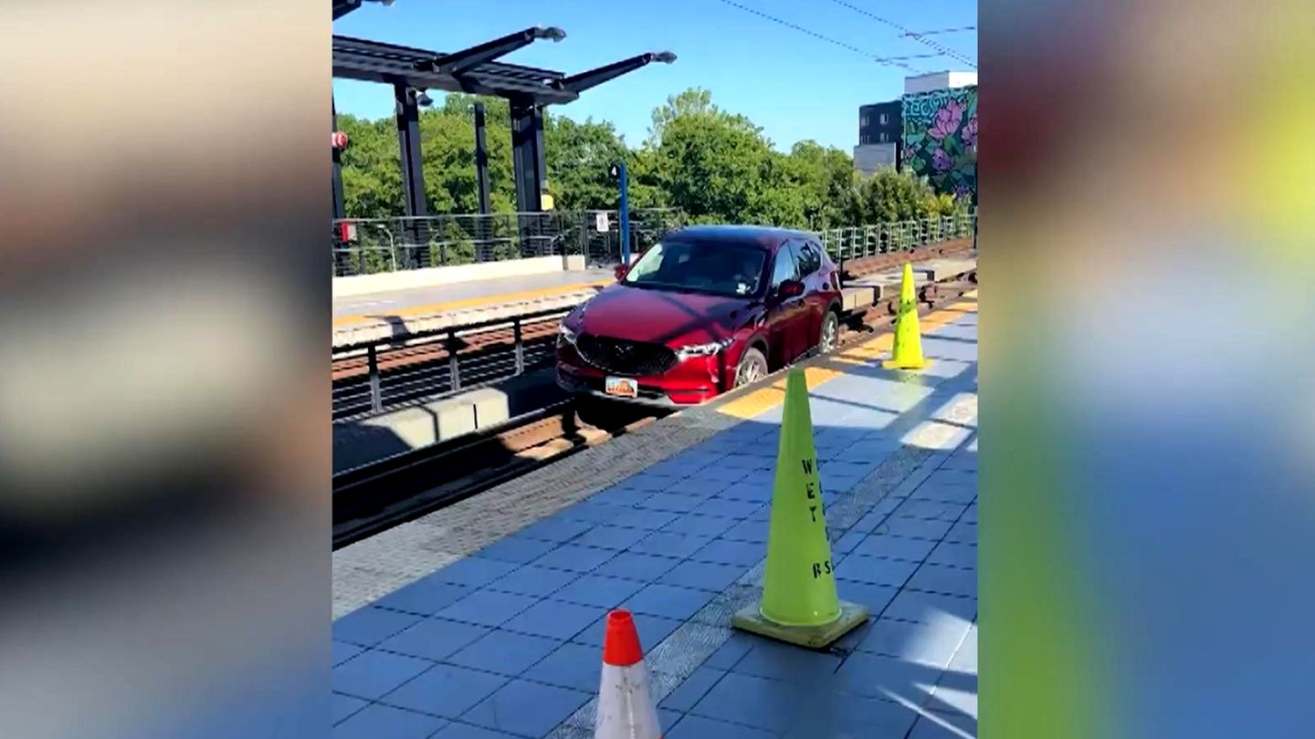 Seattle: Seniorin vertraut Navi und landet auf Zuggleisen