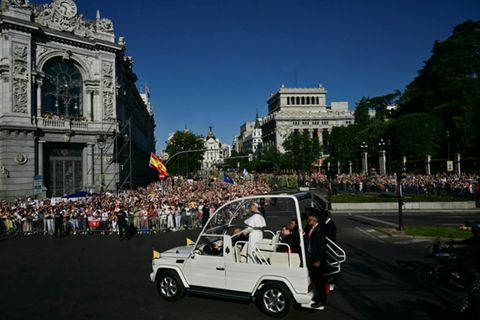Leo XIV. im Papamobil vor Menschenmenge in Spanien