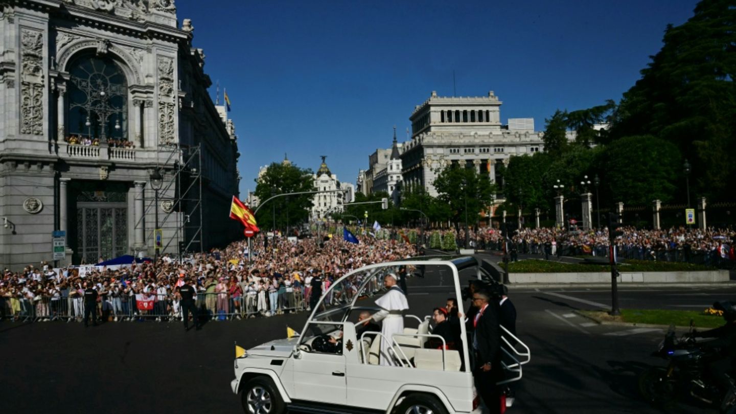 Leo XIV. im Papamobil vor Menschenmenge in Spanien