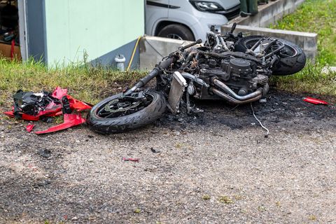 Ein völlig zerstörtes Motorrad nach einem Unfall in Halver im Sauerland. Der Fahrer schwebt in Lebensgefahr. Foto: Markus Klümpe
