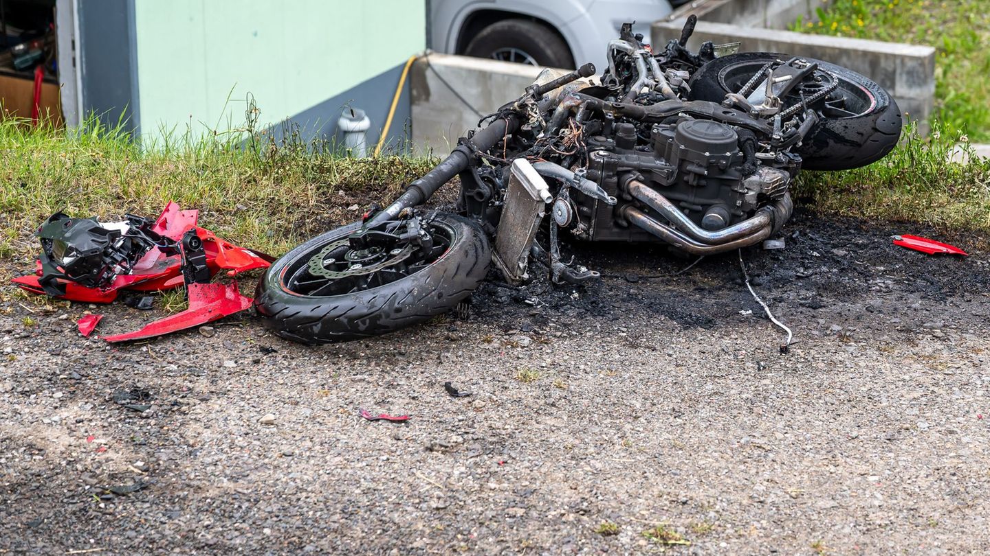 Ein völlig zerstörtes Motorrad nach einem Unfall in Halver im Sauerland. Der Fahrer schwebt in Lebensgefahr. Foto: Markus Klümpe