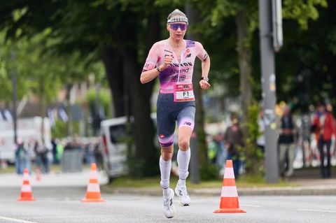 Kam als Zweite bei der Ironman-EM in Hamburg an: Laura Philipp. Foto: Georg Wendt/dpa