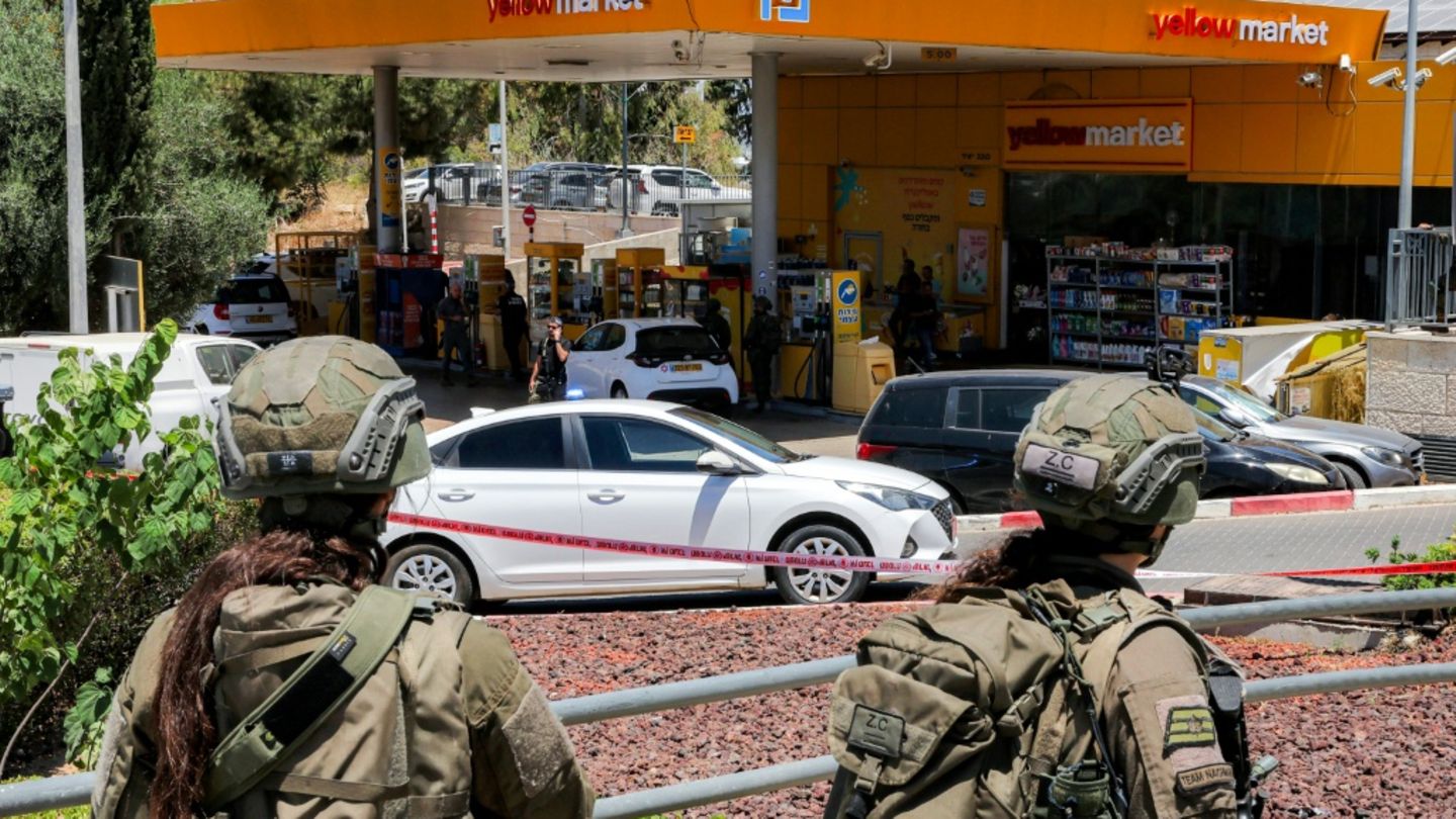 Mindestens ein Toter und fünf Verletzte bei Schusswaffenangriffen in Israel