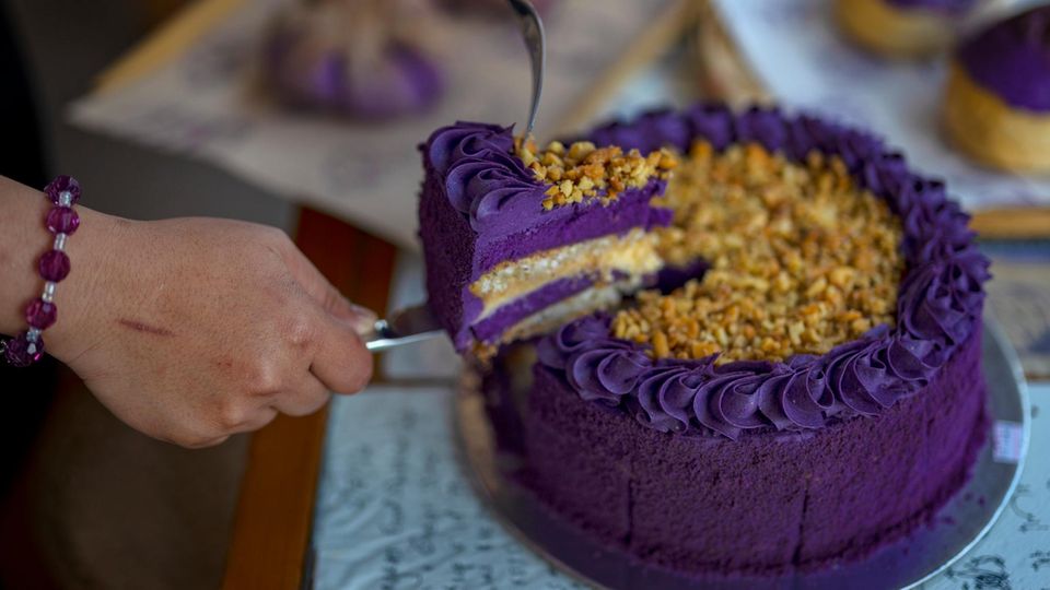 Ein violetter Kuchen, gefärbt mit Ube
