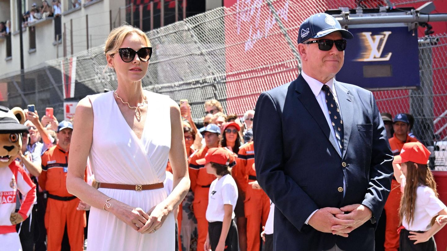 Selbstverständlich waren die beiden auch auf der Rennstrecke anzutreffen: Fürst Albert II. und Charlène von Monaco