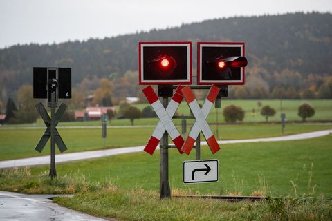 Der Fahrer wurde in seinem Auto eingeklemmt. (Symbolbild) Foto: Lennart Preiss/dpa