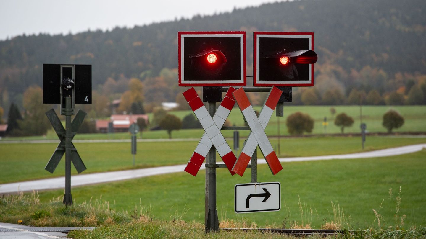 Zusammenprall mit Lok: Autofahrer stirbt bei Unfall an unbes