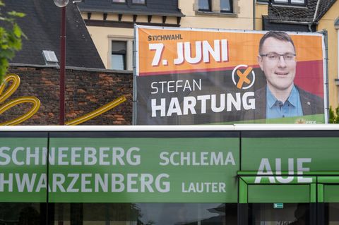 Ein Neonazi macht Wahlkampf, als sei das ganz normal: Poster mit dem Abbild von Stefan Hartung