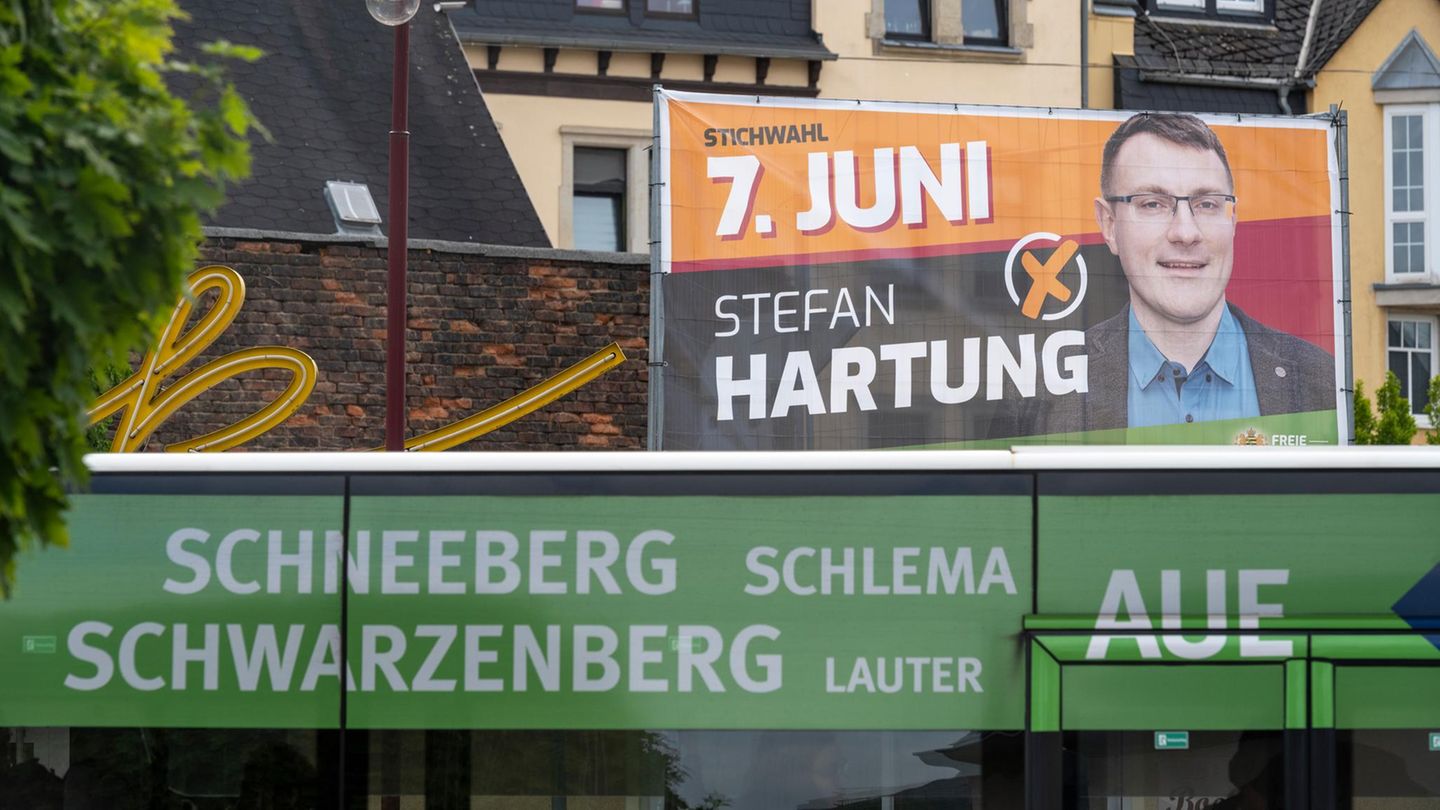 Ein Neonazi macht Wahlkampf, als sei das ganz normal: Poster mit dem Abbild von Stefan Hartung