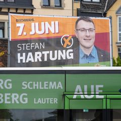 Ein Neonazi macht Wahlkampf, als sei das ganz normal: Poster mit dem Abbild von Stefan Hartung