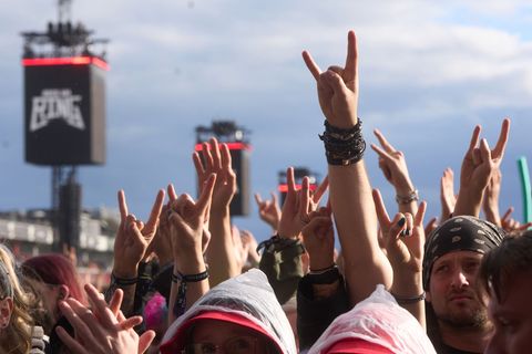 Zeigt die Hörner, fordern viele Bands ihre Fans im Publikum auf. Foto: Thomas Frey/dpa