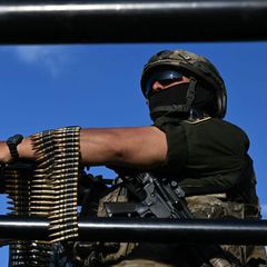 Ein vermummter Soldat in Mexiko zeigt sich bei einer Militärübung mit Maschinenpistole