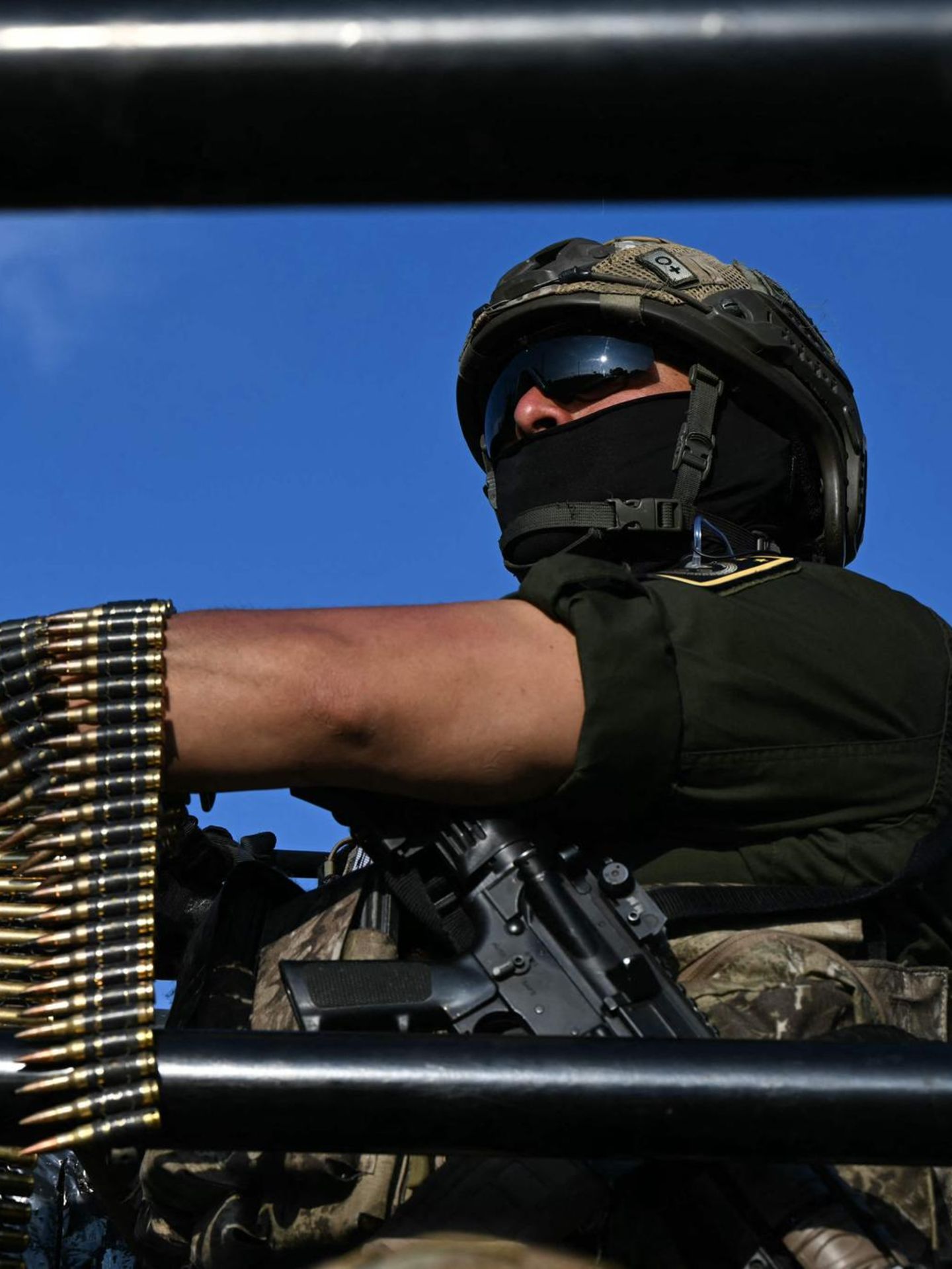Ein vermummter Soldat in Mexiko zeigt sich bei einer Militärübung mit Maschinenpistole