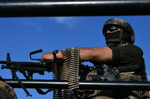 Ein vermummter Soldat in Mexiko zeigt sich bei einer Militärübung mit Maschinenpistole