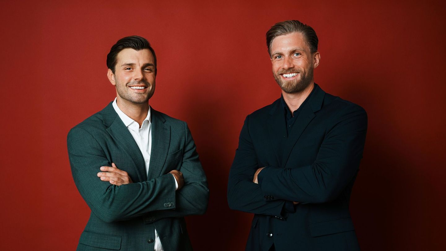 Tim Reitz (links) und Sebastian Paul suchen als die neuen "Bachelors" in Südafrika nach der großen Liebe.