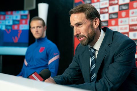 Nach dem preisgekrönten Theaterstück nun die BBC-Miniserie "Dear England": Englands Nationaltrainer Gareth Southgate (Joseph Fiennes, rechts) soll endlich Erfolge liefern. Er und sein Kapitän Harry Kane (Will Antenbring) haben ein enges Vertrauensverhältnis.