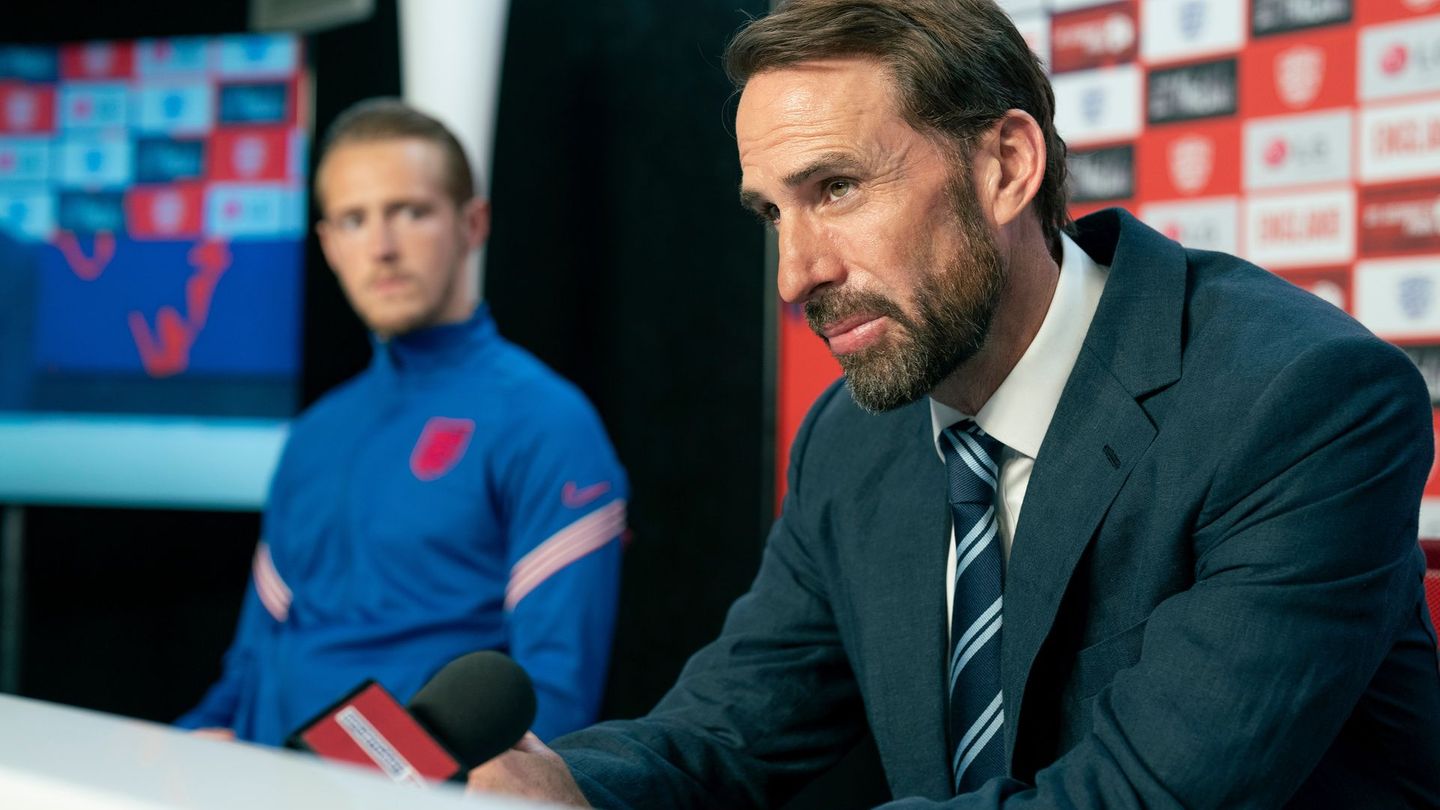 Nach dem preisgekrönten Theaterstück nun die BBC-Miniserie "Dear England": Englands Nationaltrainer Gareth Southgate (Joseph Fiennes, rechts) soll endlich Erfolge liefern. Er und sein Kapitän Harry Kane (Will Antenbring) haben ein enges Vertrauensverhältnis.
