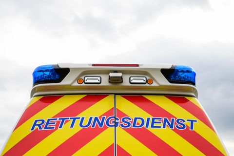 Bei dem Unfall wurden zwei Personen verletzt. (Symbolbild) Foto: Philipp Schulze/dpa
