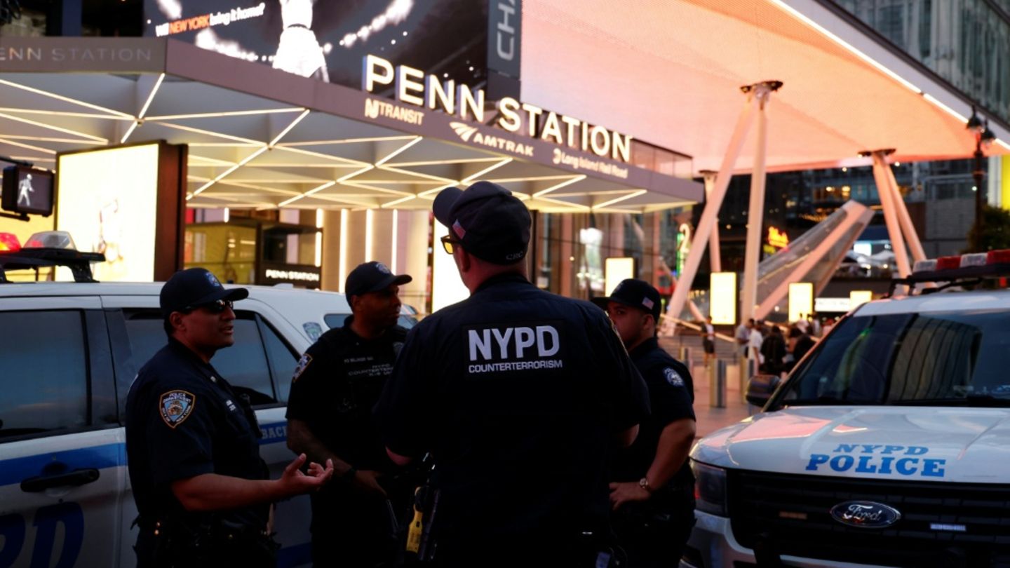 Polizisten an der New Yorker Penn Station