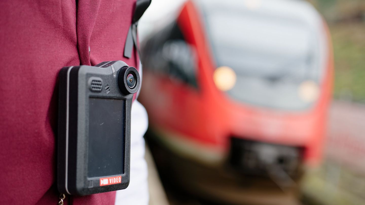 Die Bahn sucht Wege, ihr Zugpersonal besser vor Übergriffen zu schützen, etwa durch das Tragen von Bodycams. (Symbolbild) Foto: