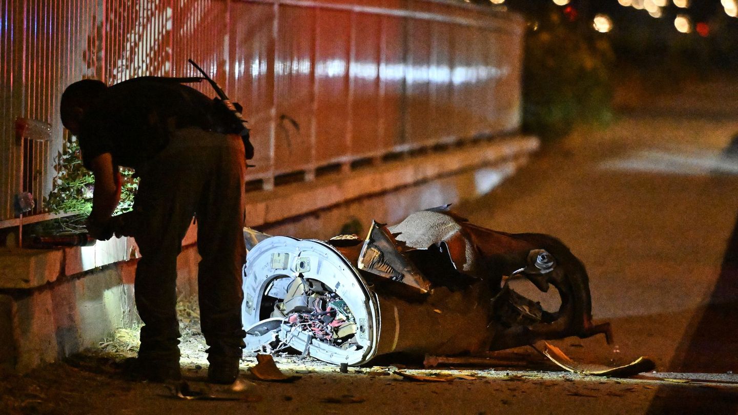 Der Iran hatte zuvor Israel mit Raketen angegriffen. Israel gab an, etliche abgefangen zu haben. Foto: Rami Shlush/AP/dpa