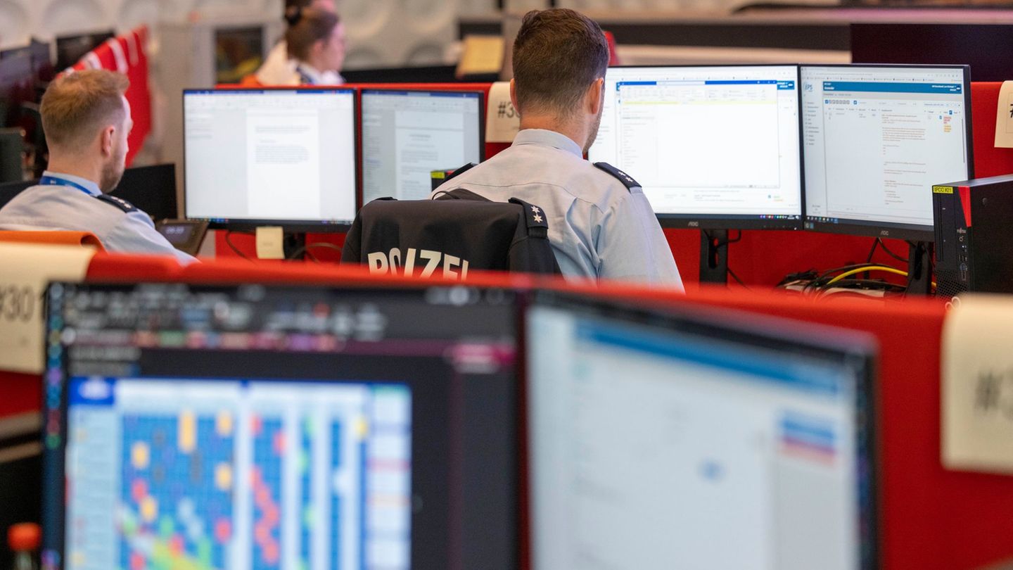 Polizeibeamte arbeiten gemeinsam an einem Arbeitsplatz im International Police Cooperation Center (IPCC) zur UEFA EURO 2024. (Ar