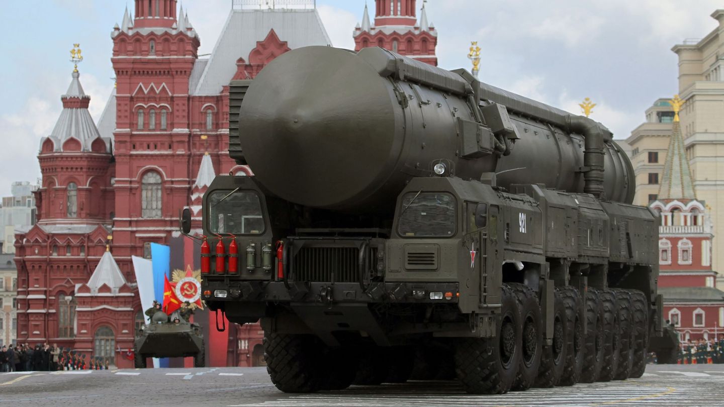 Russland zeigt in Sachen Atomwaffen die Muskeln: Hier rollt eine strategische Atomrakete vom Typ Topol-M bei einer Militärparade