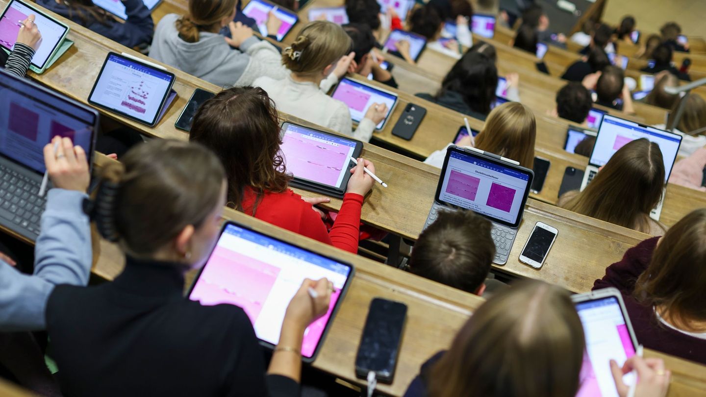 EY-Umfrage: Jobsicherheit bei Studierenden besonders wichtig. (Symbolbild) Foto: Jan Woitas/dpa